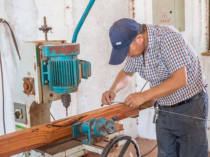 弓长岭楼梯地板柜门的油漆修复-10