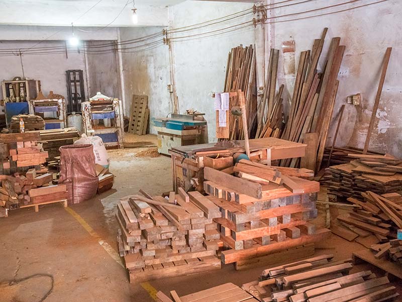 弓长岭楼梯地板柜门的油漆修复-09